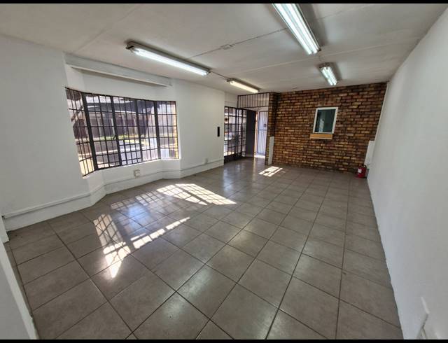 558M² WAREHOUSE TO LET IN JET PARK
